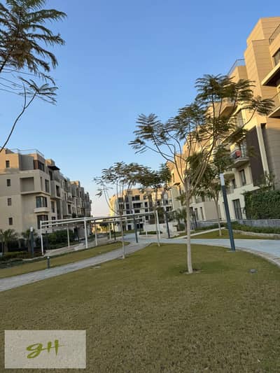 شقة مع جاردن تشطيب كامل مع مطبخ و دريسينج  للبيع في سوديك إيست الشروق  Sodic East AL Shorouk City
