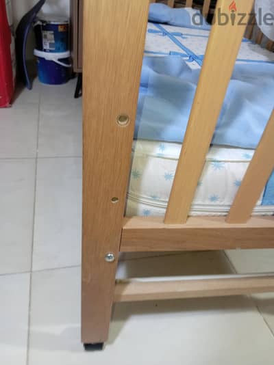 سرير أطفال من خشب الزان