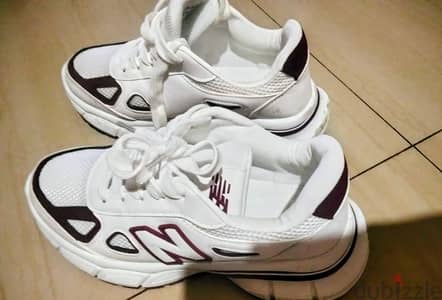 حذاء رياضي أنيق ابيض في برجندي
