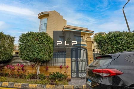 Standalone villa, 640 sq m, for sale at the lowest price on the market, ready to move in, with a landscape and lagoon view in Golden Heights Compound