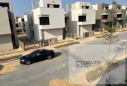 بالتقسيط استلام فوري فيلا  4غرف للبيع في كمبوند ذا كراون بالم هيلز The Crown Compound Palm Hills جولف اكستينشن 6اكتوبر الجيزه