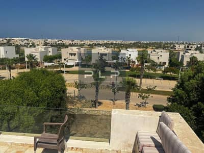 للبيع شاليه ريسيل مميز متشطب بالتكيفات وبالفرش بفيو مباشر علي بول في مشروع هايسندا باي بالم هيلز الساحل الشمالي سيدي عبد الرحمن  بالكيلو 124