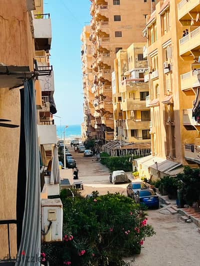 شقه في العجمي شاطئ النخيل بجوار البحر والشارع الرئيسى وقريب من الخدمات تشطيب فاخر الترا لوكس