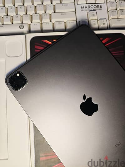 Ipad pro 11inch 2022. M1.128G. B90% كسر زيرو