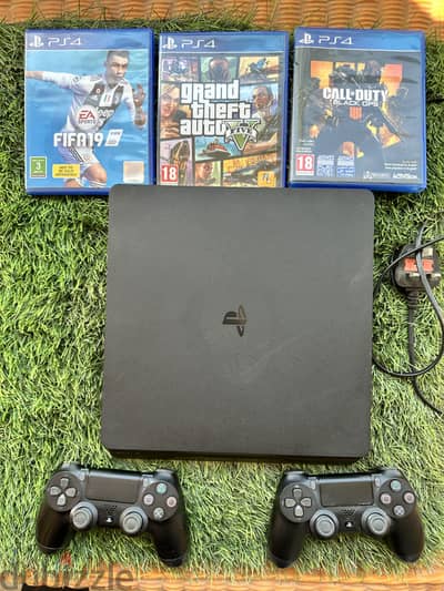PS4 Slim used like new تم إستخدامه فترة قصيرة جدا معه دراعين اصليين
