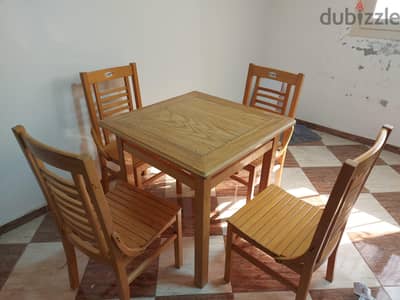 ترابيزة و٤ كراسى