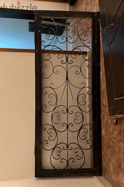 للبيع باب حديد بلون اسود