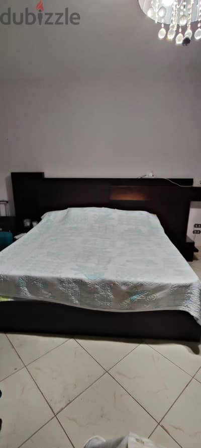 سرير  مع تسريحه للبيع