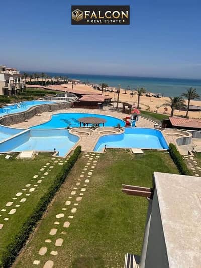 شالية للبيع فيو خيالي للبحر عند طواحين الهواء في قرية بلو بلو العين السخنة