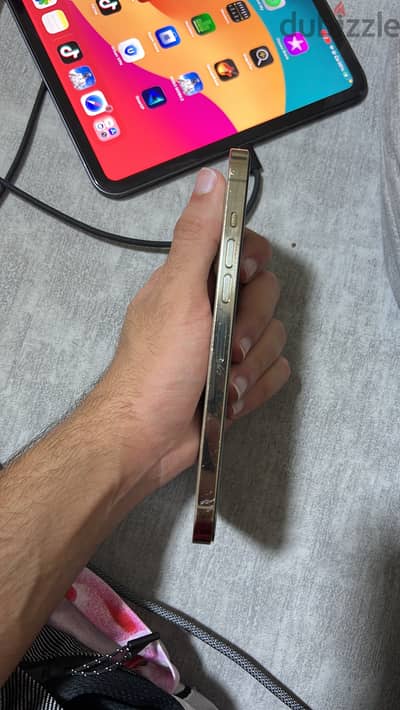 ايفون 13 برو ماكس للبيع حاله جيده