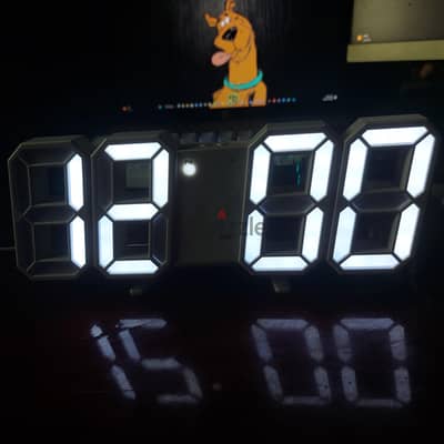 ساعة LED رقمية 3D حائط ومكتب بحالة ممتازة