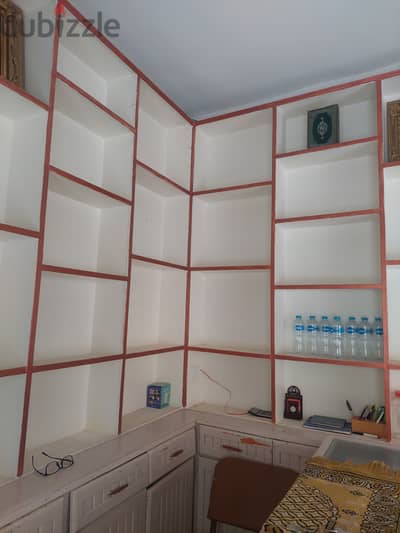 للبيع تجهيزات محل كاملة من خشب الزان الطبيعي + فاترينة زجاج – بحالة مم