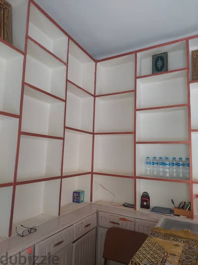 للبيع تجهيزات محل كاملة من خشب الزان الطبيعي + فاترينة زجاج – بحالة مم