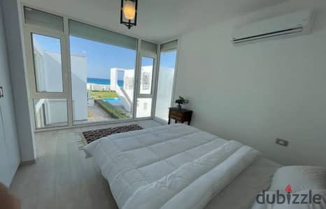 يه للبيع شالدابل فيو ع البحر متشطب بالكامل بالتكييفات ب solare رأس الحكمة الساحل الشمالي   سور بسور مع مونتن فيو