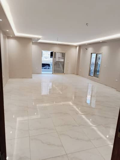 شقة للايجار بالمطبخ اول سكن كمبوند زايد هايتس الشيخ زايد الترا مودرن لوكيشن مميز Ultra-modern apartment with a kitchen in the Zayed Heights compound