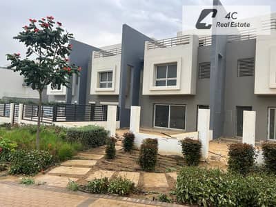 lowest down payment , Lowest price in market town house 220m ,   in hyde park new cairo fifth settlement