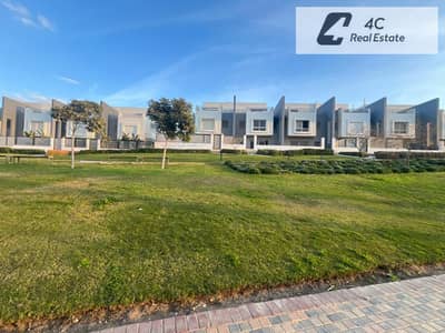 For sale  town house 225m view landscape  , Lowest price in market  ,   in hyde park new cairo fifth settlement