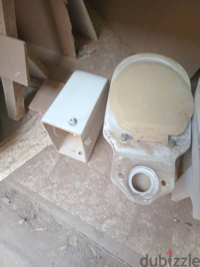 قاعدة حمام من غير غطاء الصندوق