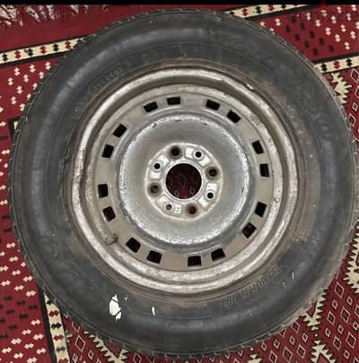 فردة كاوتش تويو بالجنط مقاس 13 لـ فيات 128 أو 127