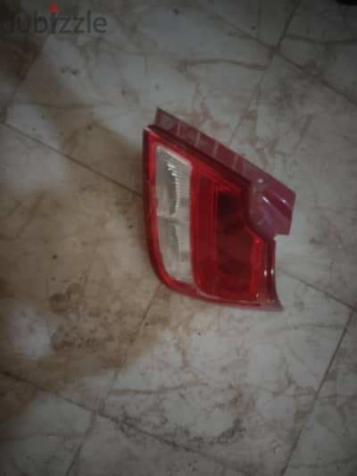 فانوس سوزوكي ديزاير اصلي به كسر بسيط وبالدفيره بتاعته