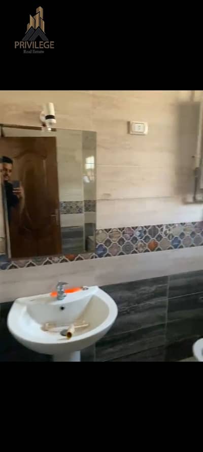 شقة للايجار كمبوند تيجان ١ موقع مميز جاهزة للسكن
