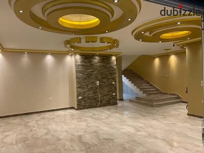فيلا_للايجار_في_مدينتي نموذج I مساحة المبانى 240 متر  مساحه ارض 250 تشطيبات الترا سوبرلوكس خاصة جدا تتكون من :- طابق ارضى :- مطبخ +وحمام +ريسيبشن كبير 3 قطع دور أول 3غرف نوم منهم غرفةماستر2حمام +رسيبشن قطعتين  روف:- غرفة خادمة بحمام خاص مطلوب 50 الف
