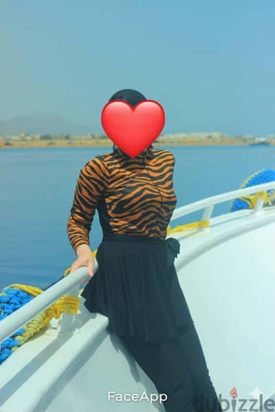 يو 2 مايوهات سباحه واحد اللون ده واحد نفس التفصيله بس احمر من فوق اسود