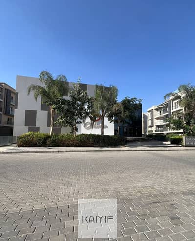 شقة للبيع في جاليريا مون فالي القاهرة الجديدة Galleria Moon Valley New Cairo نصف تشطيب بموقع مميز مع عضوية نادي وموقف سيارة