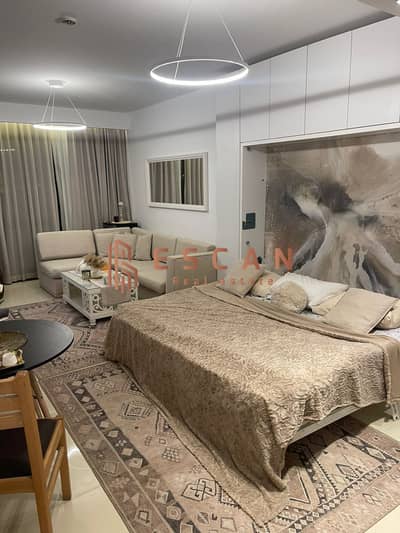If you're looking for a place that combines luxury with a prime location, this studio is for you in the heart of 90th Street, directly opposite the Am