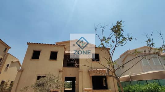 Detached villa for sale in a very prime location with an open view in front of the golf club.