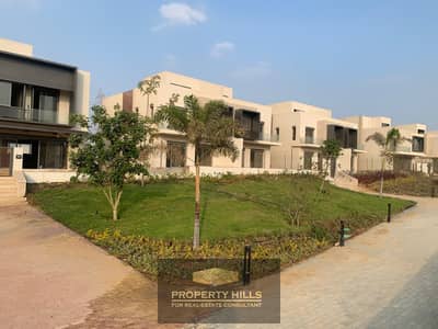 At a bargain price, get immediately a 300m town villa with a landscape view in Sheikh Zayed next to La Vista