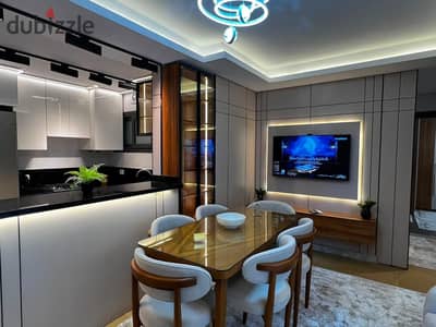  للإيجار الفندقي: شقة أرضي فاخرة في Zed West الشيخ زايد!  ​تقدم لكم شركة Golden Key Real Estate شقة راقية للإيجار السكني بفرش فندقي مودرن بالكامل: ​المساحة: غرفتين نوم + ريسبشن + مطبخ مجهز بأحدث الأجهزة.  ​الدور: أرضي بإطلالة مميزة.  ​المميزات: تكييفات مر