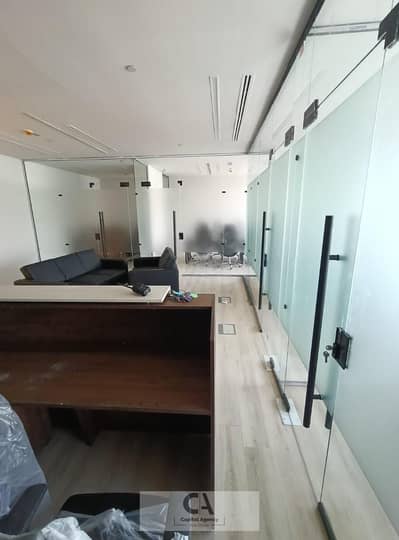 مكتب اداري 94 م للايجار متشطب بالتكيفات - في U Venues _ بالقرب من Park St و 5A  _ التجمع الخامس (بسعر مميز)