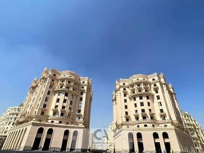 شقه للبيع استلام فوري مع تشطيب كامل بدفع مقدم 5% مع اقساط تصل الي 15 سنه مبني علي الطراز الفرنسي في قلب العاصمه الاداريه * Garden city *
