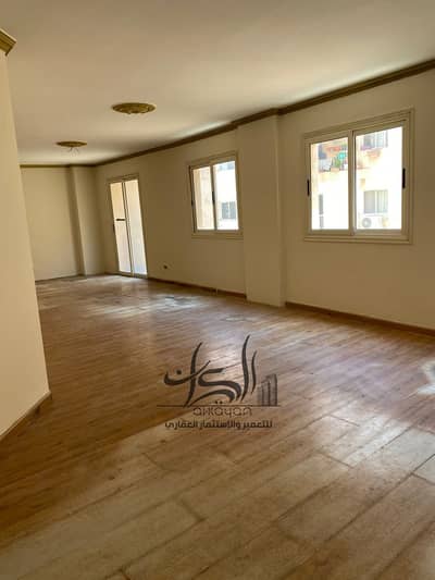 شقة للبيع في مجمع "جرين تاورز" - سموحة