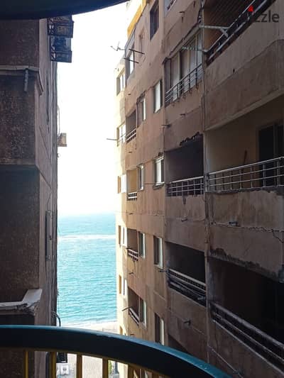 Apartment for sale in a distinguished location with a side view of the sea