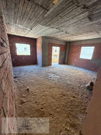 Ground floor apartment 180 m in the third neighborhood, two numbers from الأهلي Bank and Eagle Mall, next to Badr Police Station and Al-Qayyum Mosque, semi-finished, equipped with appliances and includes meters.
