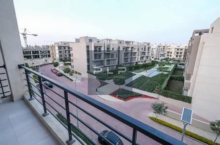 بنتهاوس برووف للايجار متشطب بالفرش في كمبوند فيفث سكوير المراسم التجمع الخامس علي شارع التسعين الشمالي مباشرة