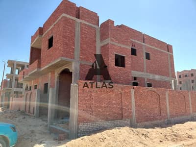 بيت في الحي 33 مساحه 140 متر وجه بحري وناصيه علي شارعين في االعاشر من رمضان
