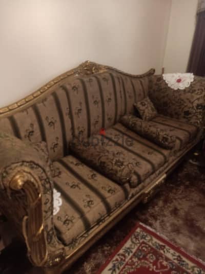 صالون بحالة جيدة قابل للتفاوض البسيط لسرعة البيع