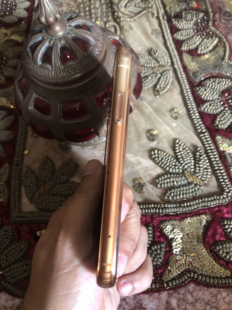 Apple - iPhone 11 - 80% battery - 1