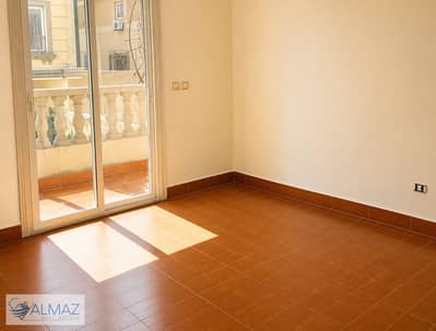 شقة فاضيه 200 متر للايجار في البنفسج عمارات في التجمع الاول يقع بالقرب من مدينة الرحاب ووتر واي