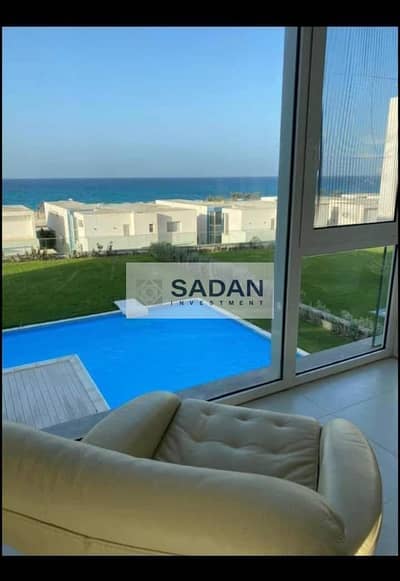 With flexible payment plans, a townhouse villa for sale on the sea, modern finishing, in a prime location on the North Coast, Direction White. --------