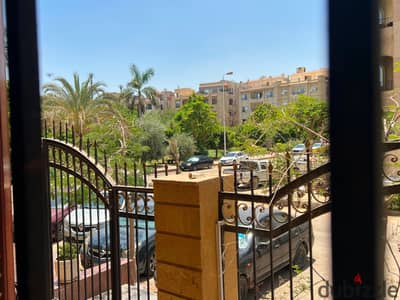 لمحبي الدور الارضي شقه للايجار في المستثمرين الجنوبيه عائلي 1قريبه من محور جمال عبد الناصر والخدمات فيو مفتوح مساحه 180م