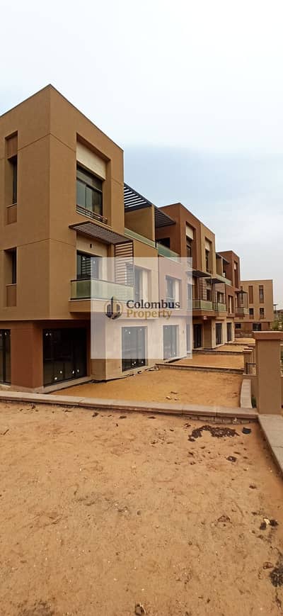 امتلك تاون هاوس راقٍ داخل District 5 بأحد أفضل مواقع القاهرة الجديدة، مع إطلالة مباشرة على حمام سباحة النادي - التجمع الخامس