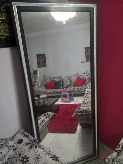 مرايه طويلة فيها اضاءه