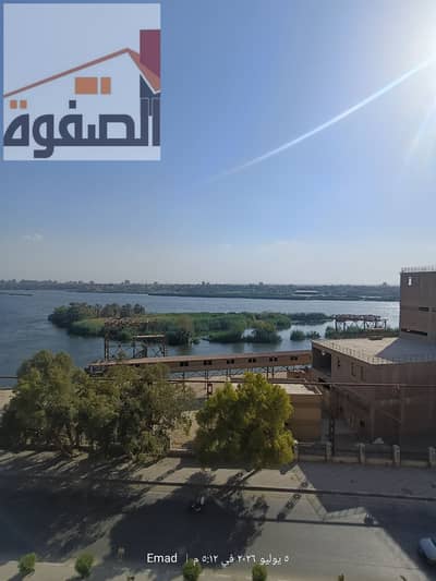 شقة للايجار الجديد صف اول على النيل مباشرة 3غرف ورسيبشن وحمام ومطبخ