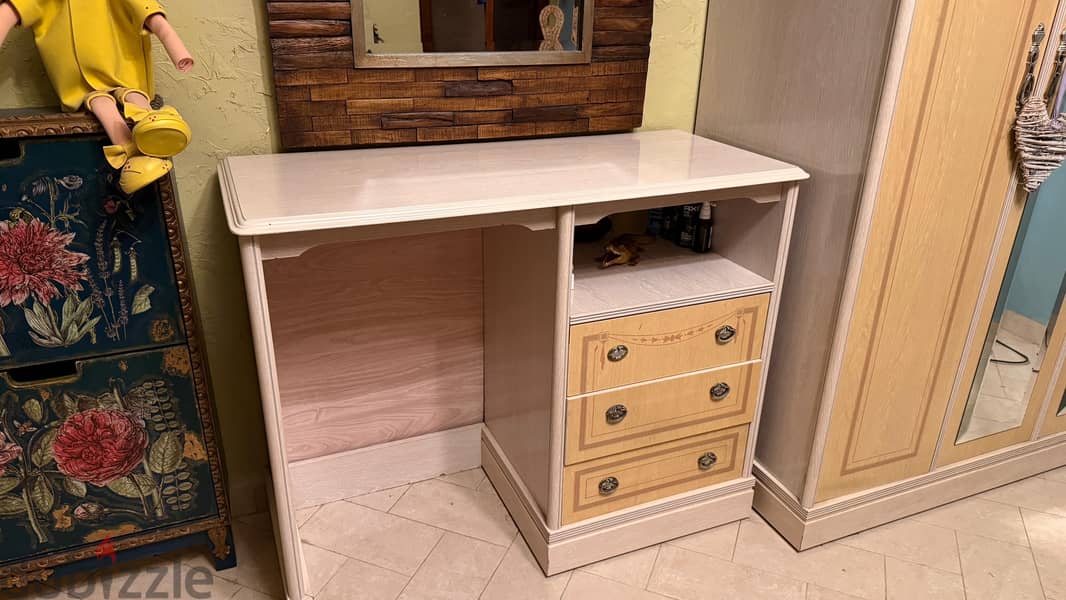 Waredrop and desk 4