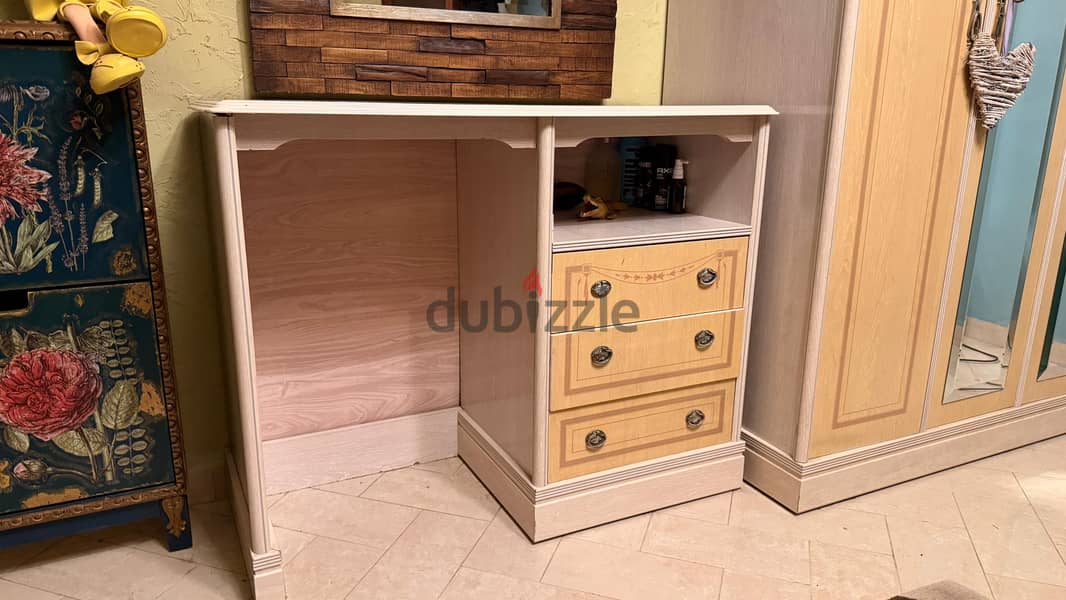 Waredrop and desk 5