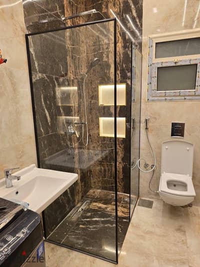 Apartment for rent, first occupancy, with luxurious finishes in the Paradise compound, Fifth Settlement, next to the American University. Area 155 meters, third floor with elevator. 3 rooms, 2 bathrooms, reception, kitchen, 2 balconies.